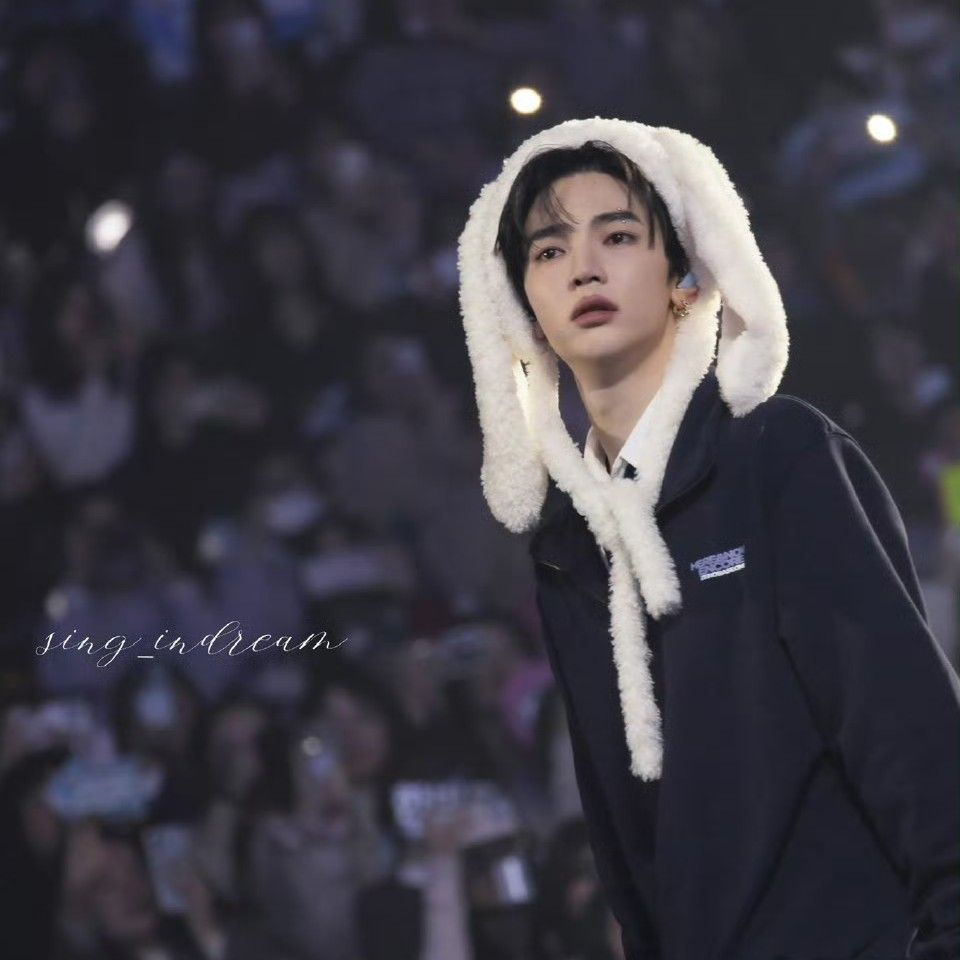 A moment captured by Zhang Hao's fan