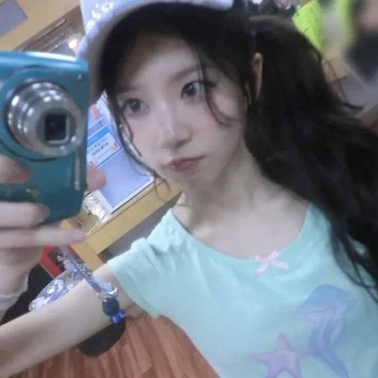 Behind-the-scenes cut of Moka (ILLIT)