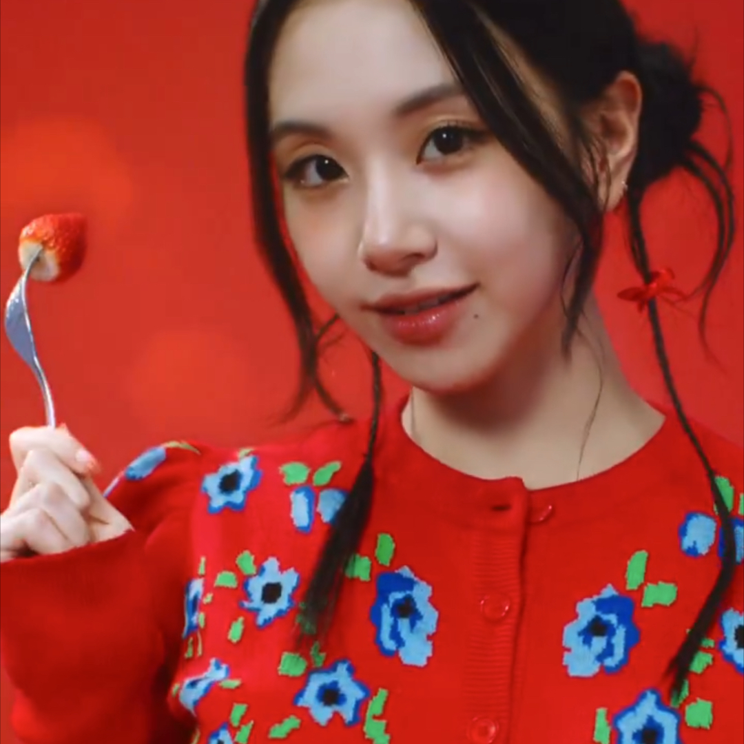 Behind-the-scenes cut of Chaeyoung (TWICE)