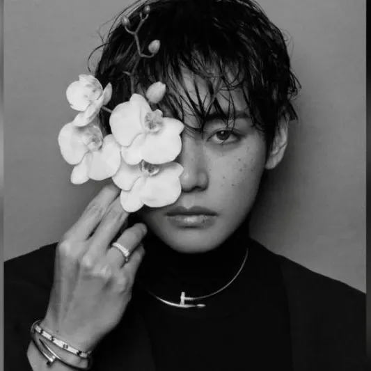 Foto aktivitas terbaru V (BTS)