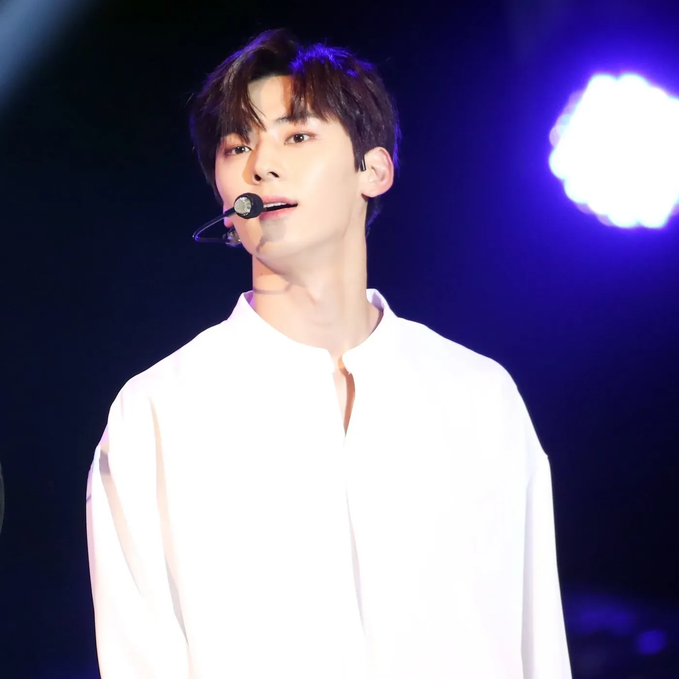 A moment captured by Hwang Minhyun's fan