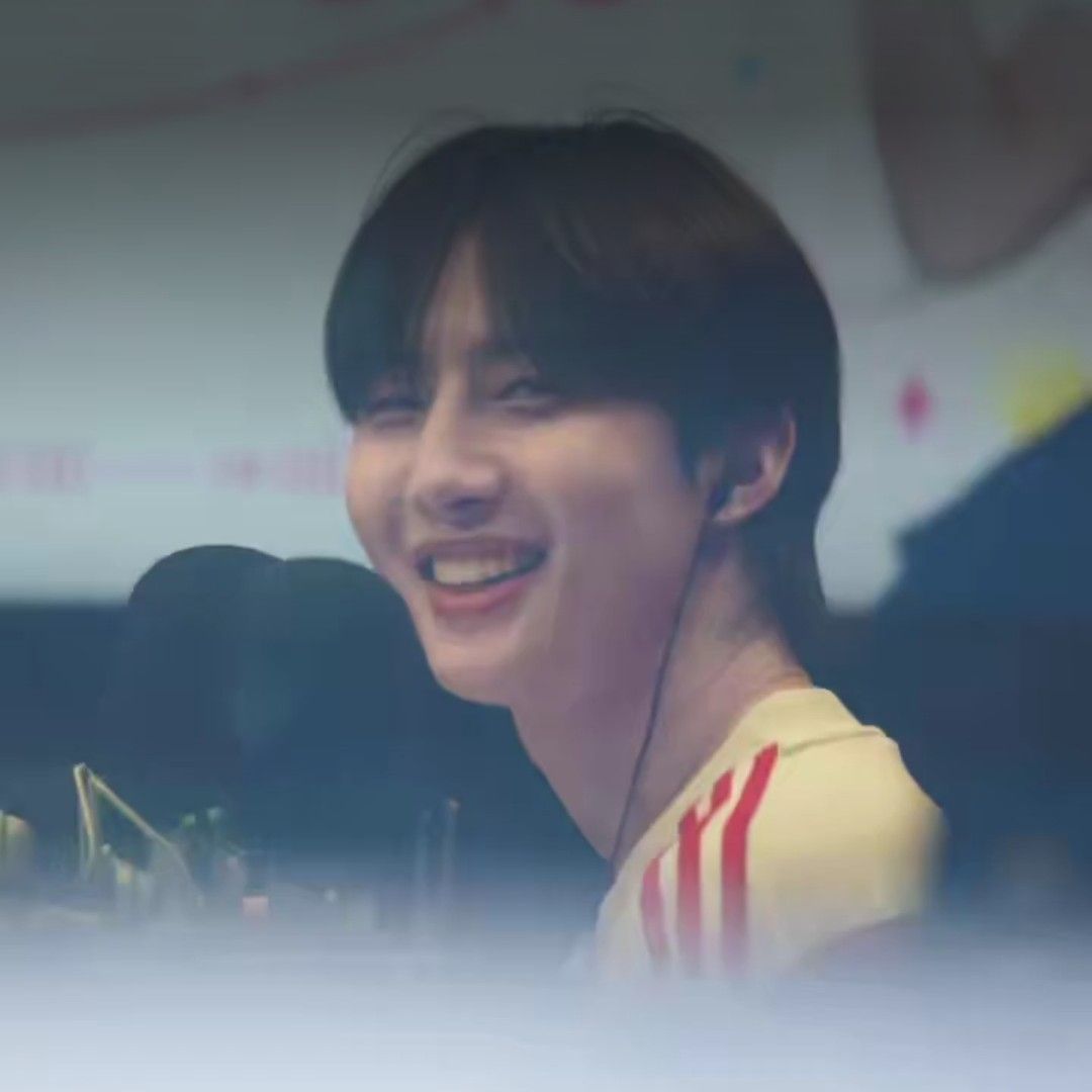 A moment captured by Hui (PENTAGON)'s fan