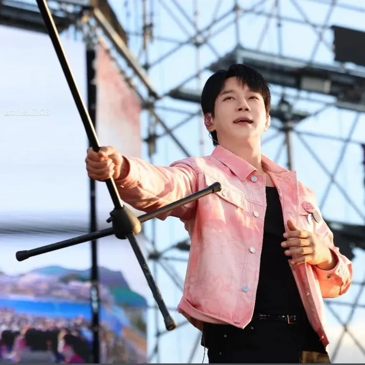 A moment captured by Hwang Chiyeol's fan