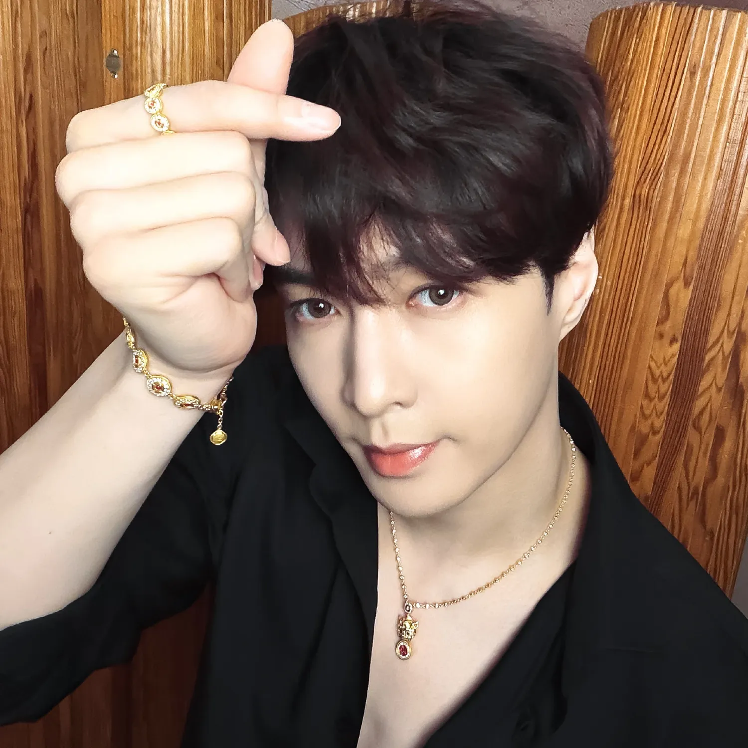 Behind-the-scenes cut of Lay (EXO)