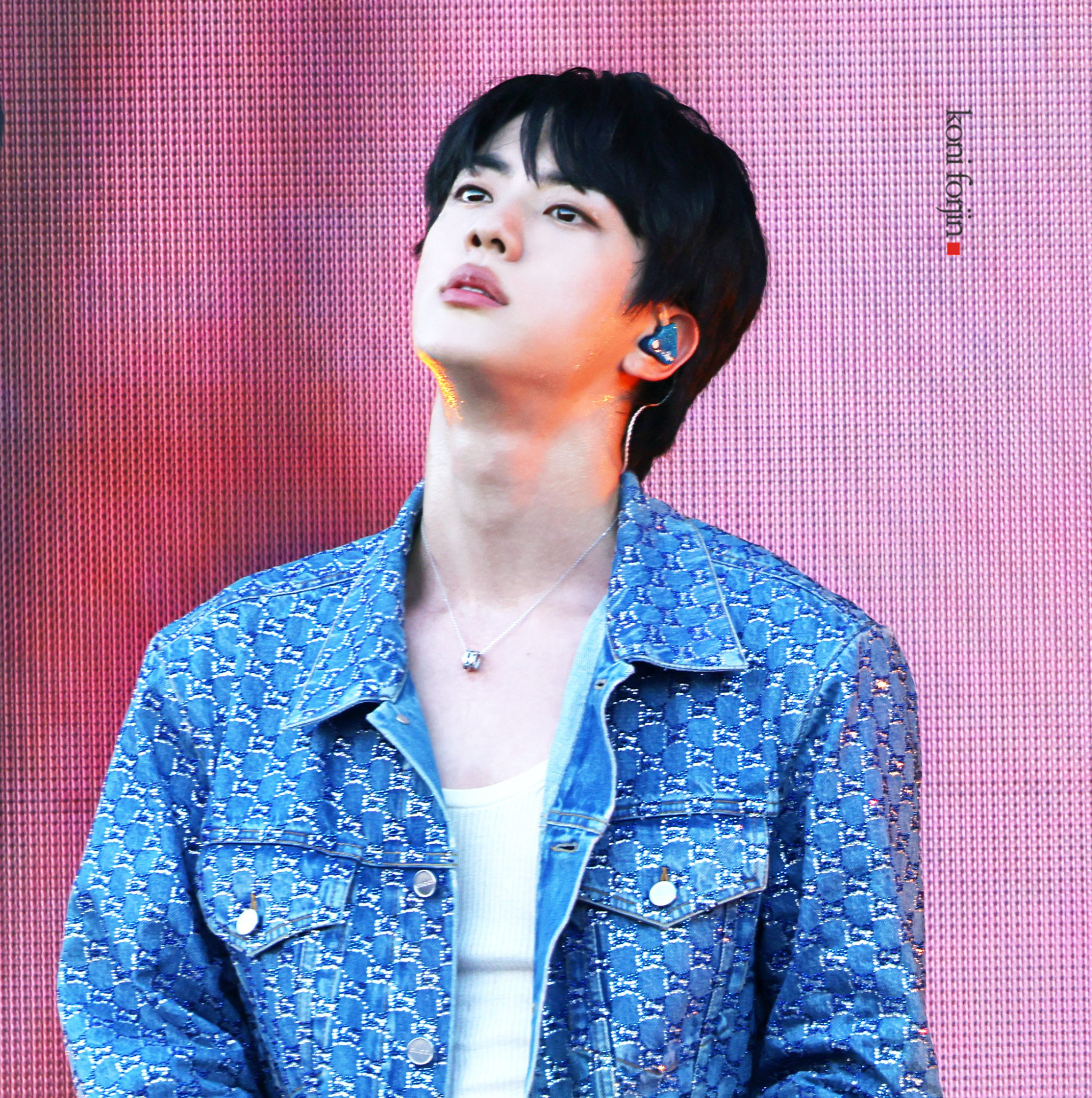 Momen yang diabadikan oleh penggemar Jin (BTS)