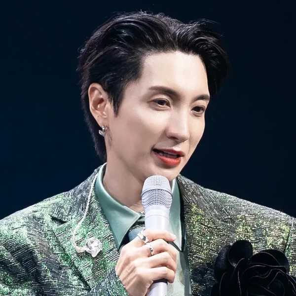 투표로 선정된 이특 (슈퍼주니어)의 인기 프로필 이미지