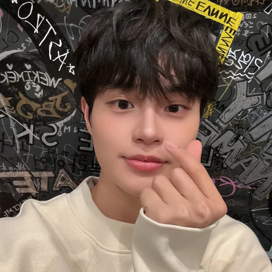 A moment captured by Lee Daehwi (AB6IX)'s fan