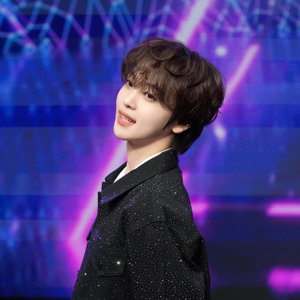 Foto perwakilan Hyeongjun (CRAVITY) yang penuh pesona