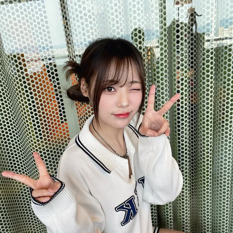 Recent activity shot of Siyeon (QWER)