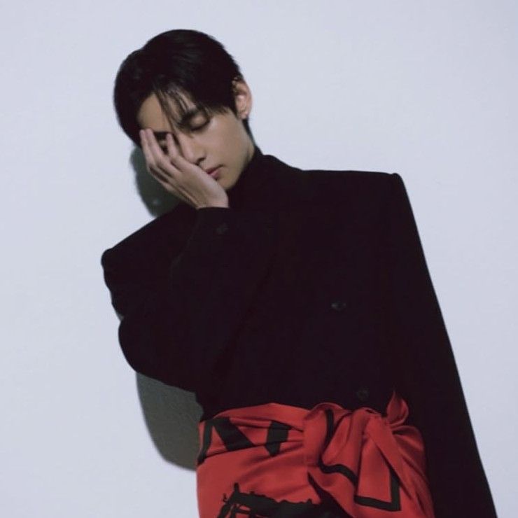 뷔 (방탄소년단)의 최신 사진