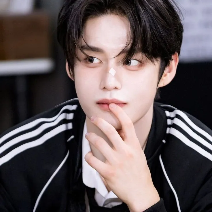 Latest photo of Kim Jiwoong (ZEROBASEONE)