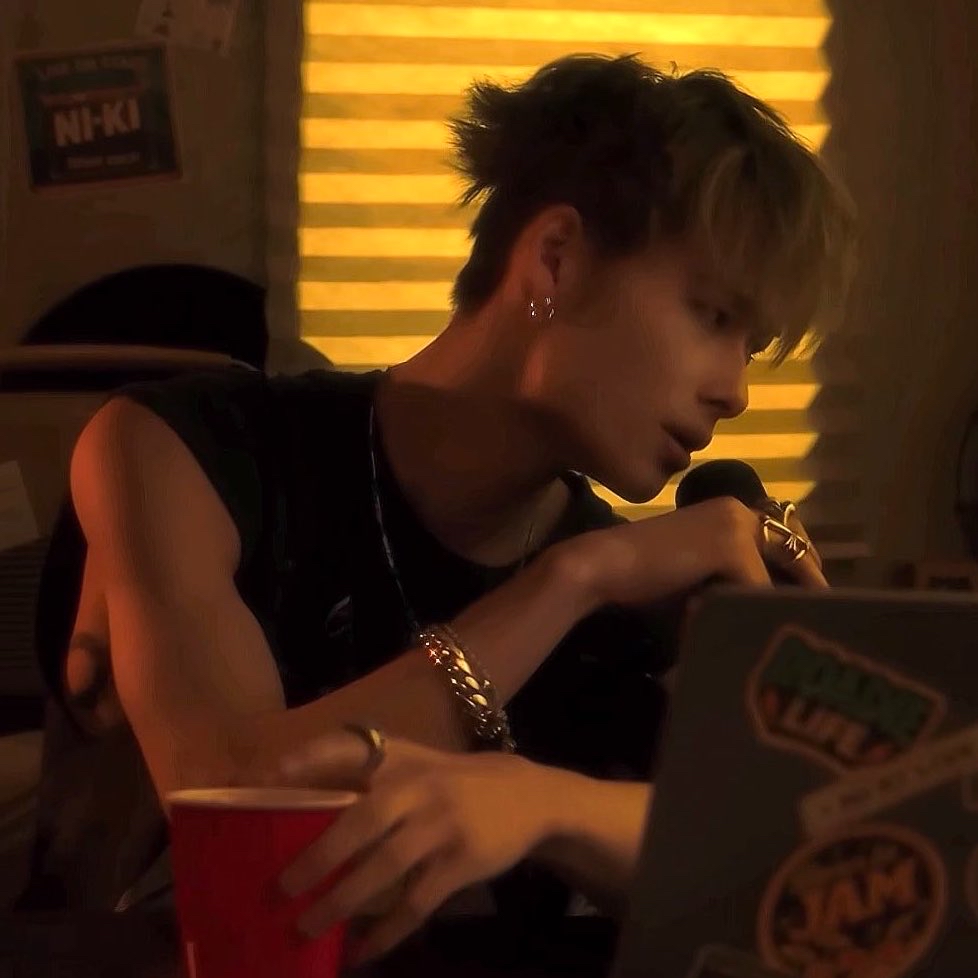 Foto terbaru NI-KI (ENHYPEN)