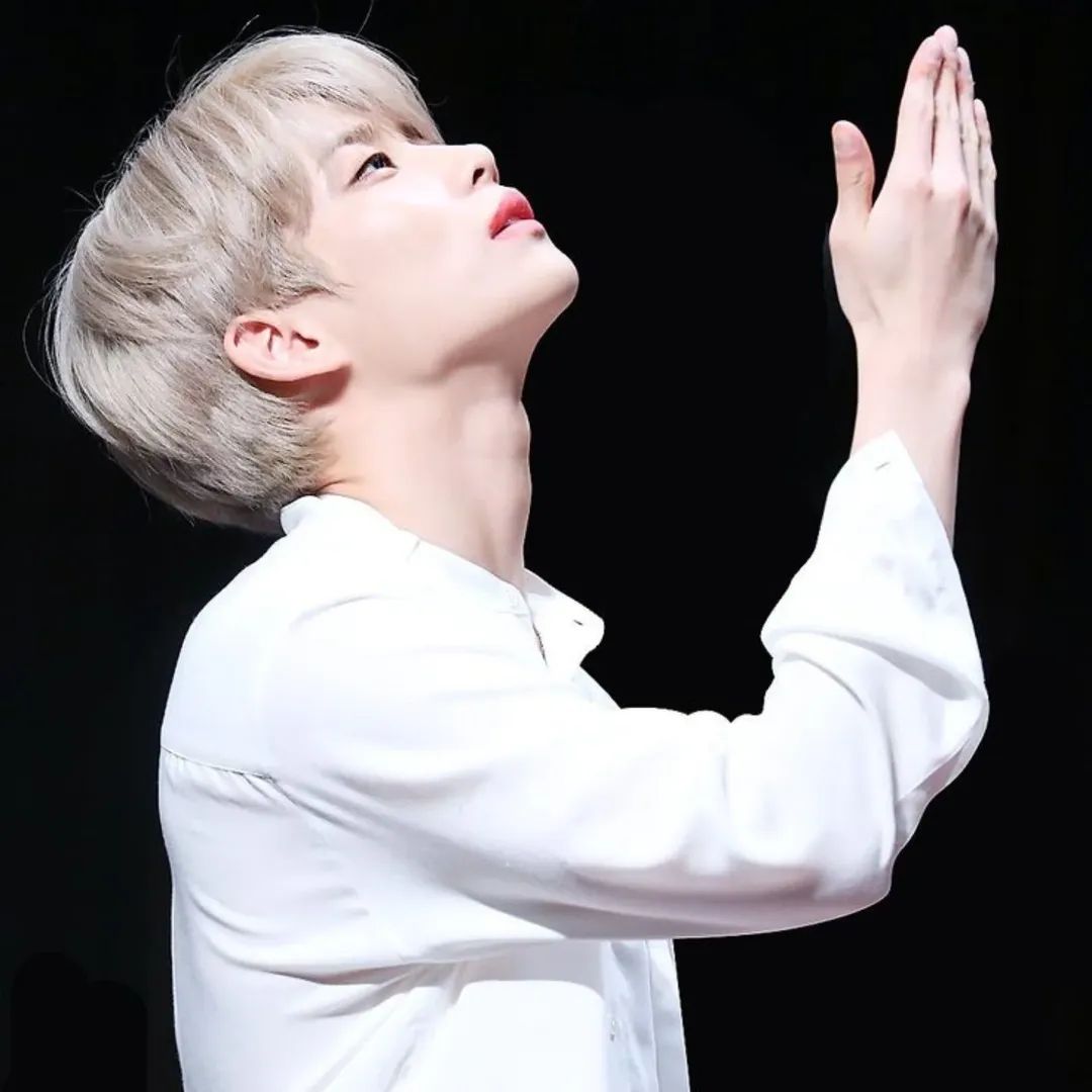 A moment captured by MJ (ASTRO)'s fan