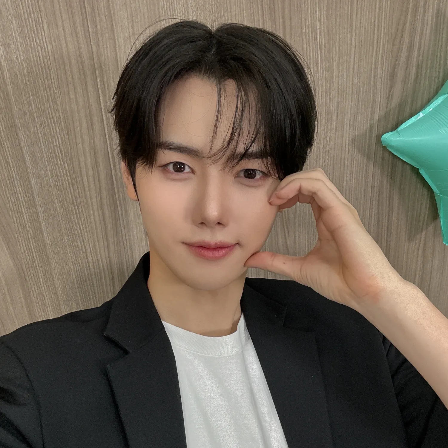 Latest photo of Minhee (CRAVITY)