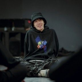 J-hope (防彈少年團)的幕後花絮