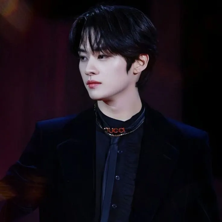 Latest photo of Lee Know (Stray Kids)