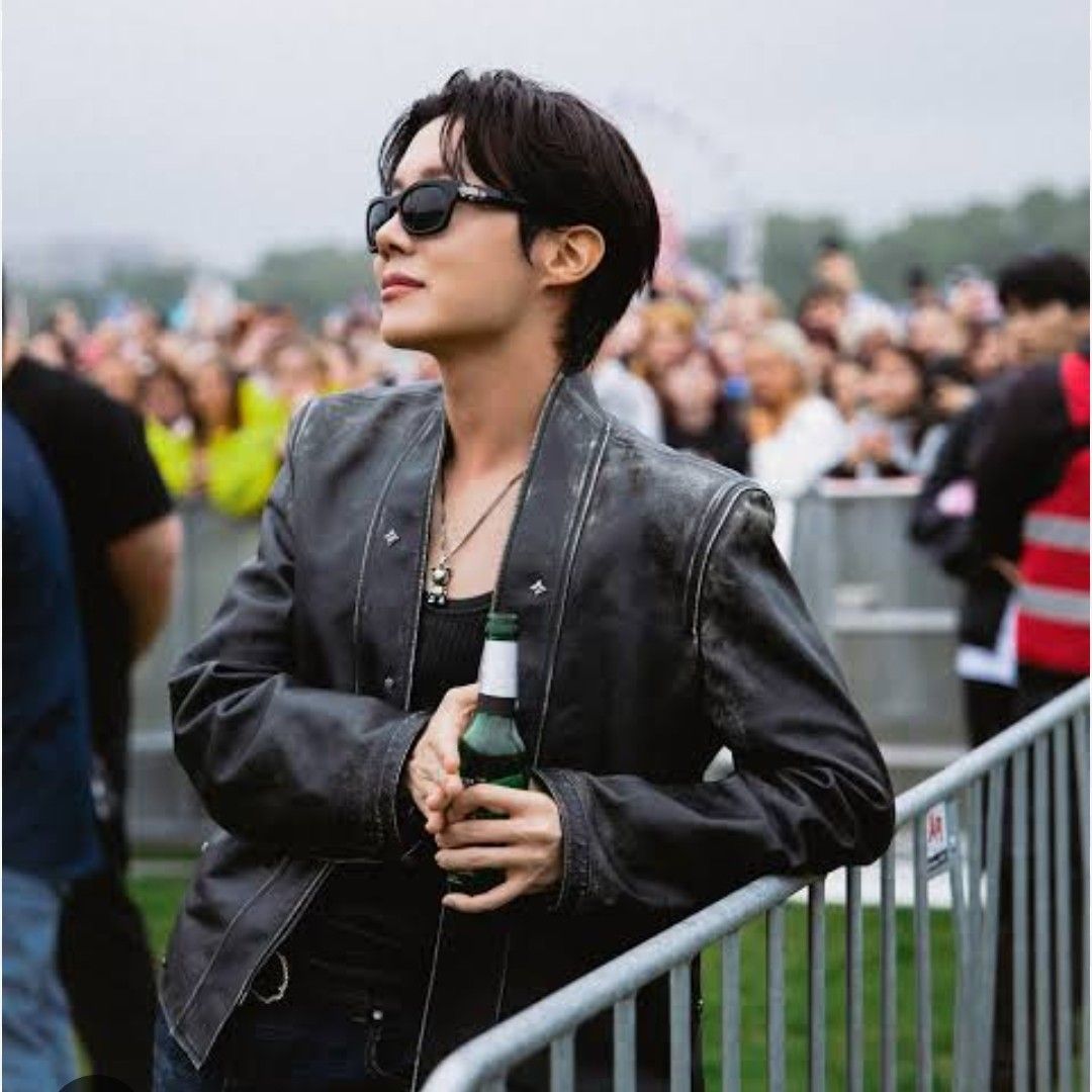 Foto aktivitas terbaru j-hope (BTS)