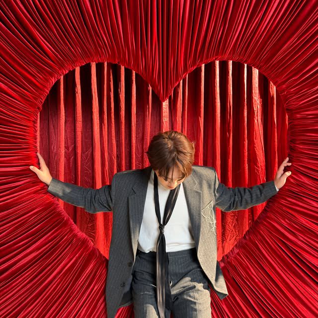 A moment captured by Onew (SHINee)'s fan