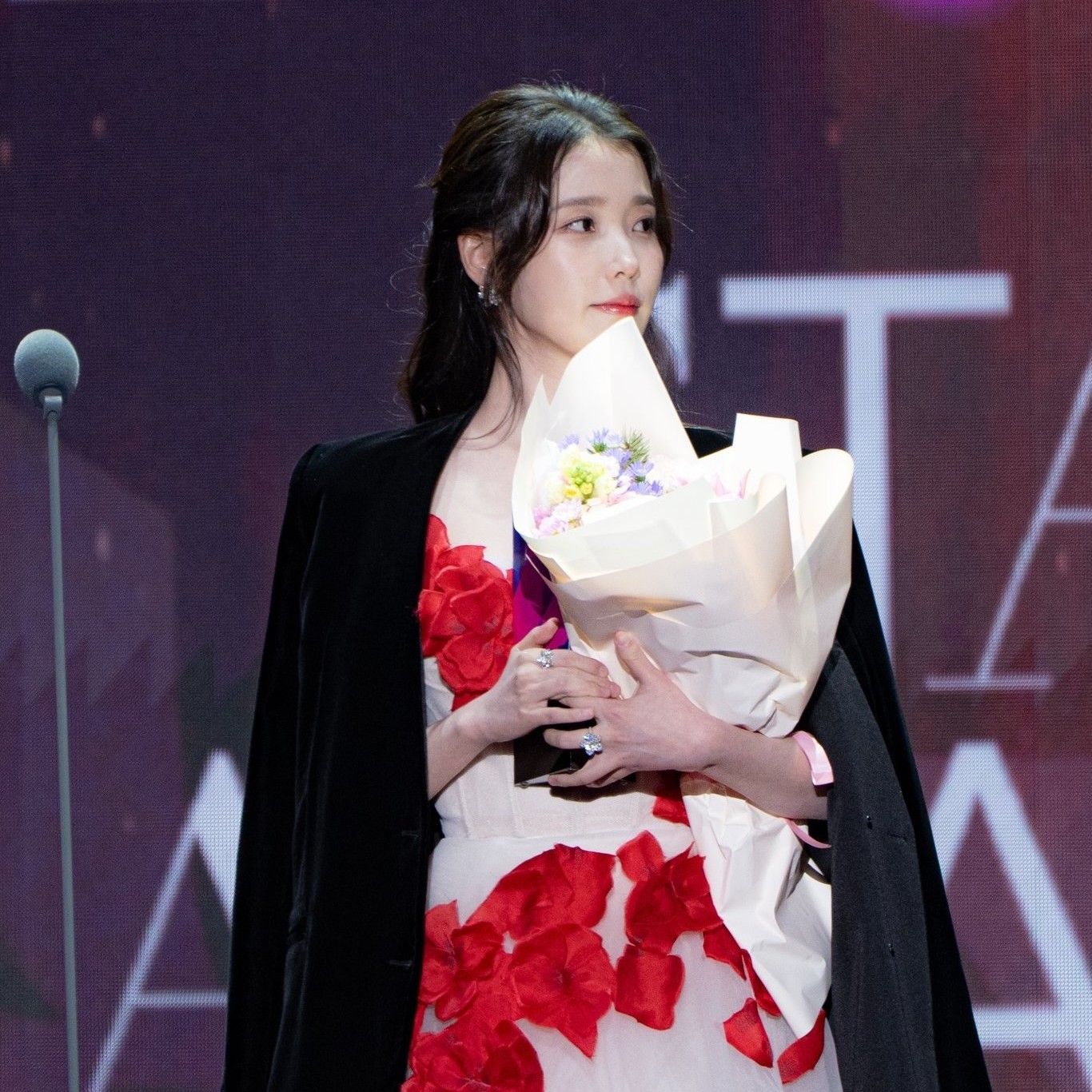 아이유 최근 활동샷