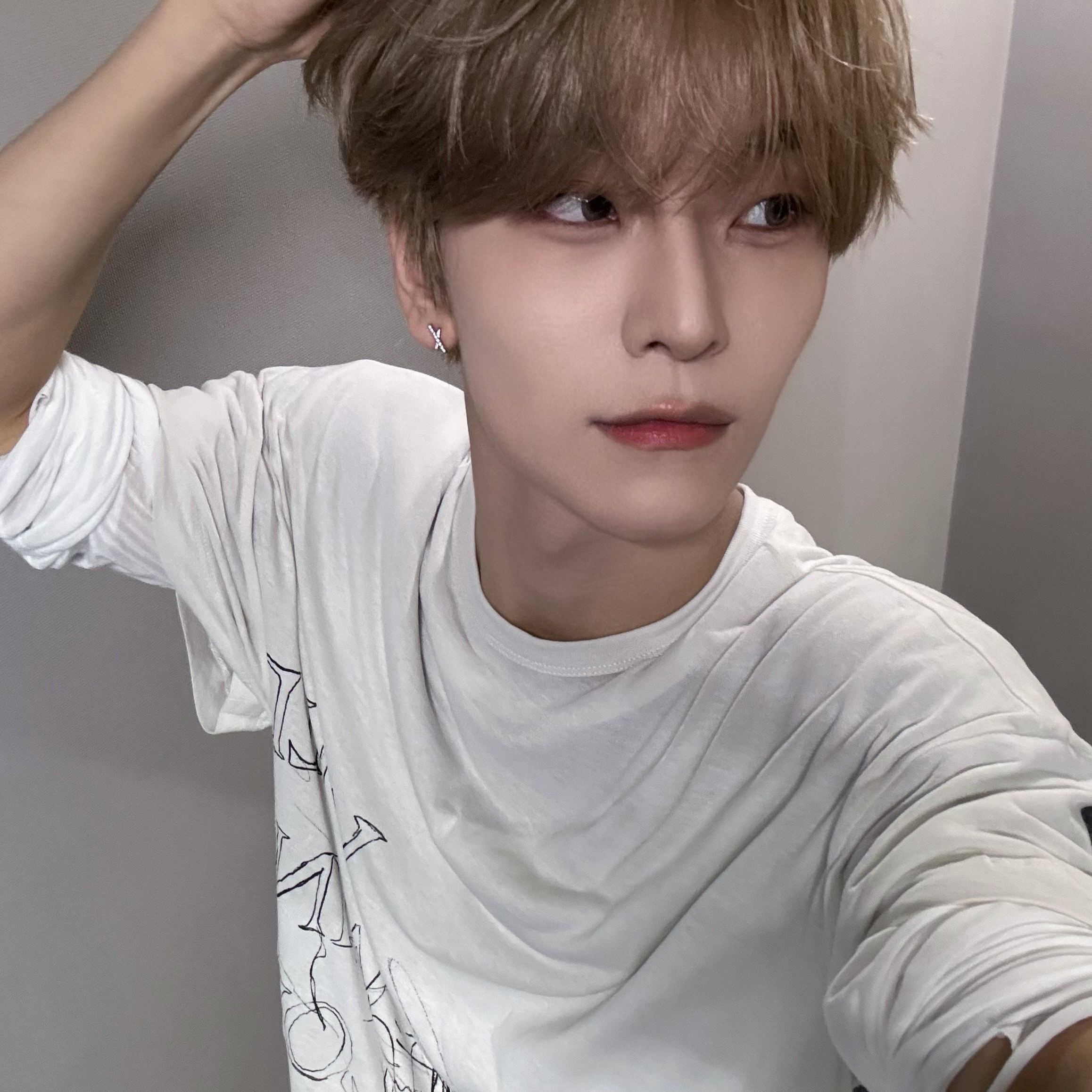 Behind-the-scenes cut of He Xinlong (ALPHA DRIVE ONE)