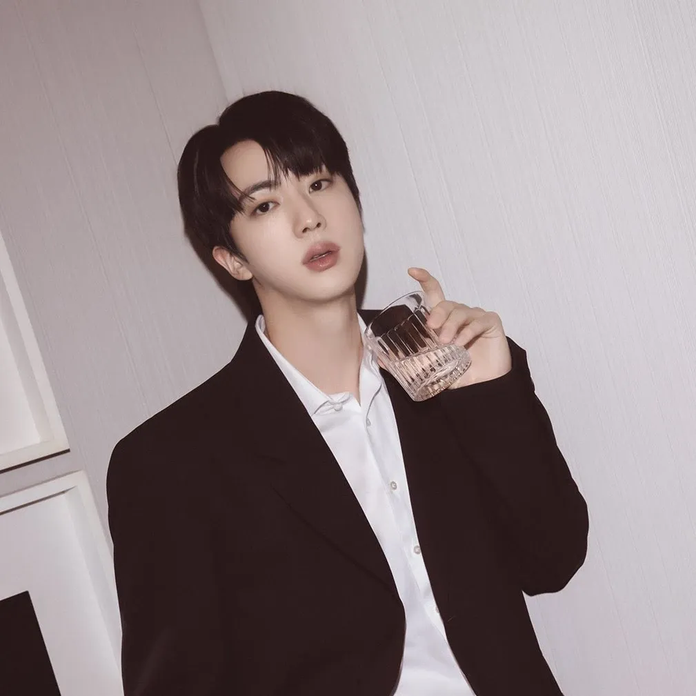 Foto aktivitas terbaru Jin (BTS)