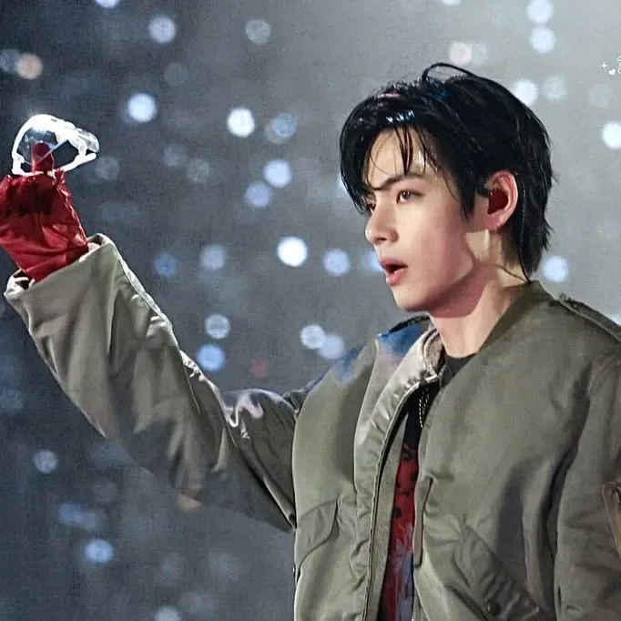 뷔 (방탄소년단)의 최신 사진