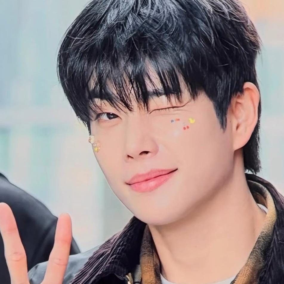 A moment captured by MJ (ASTRO)'s fan