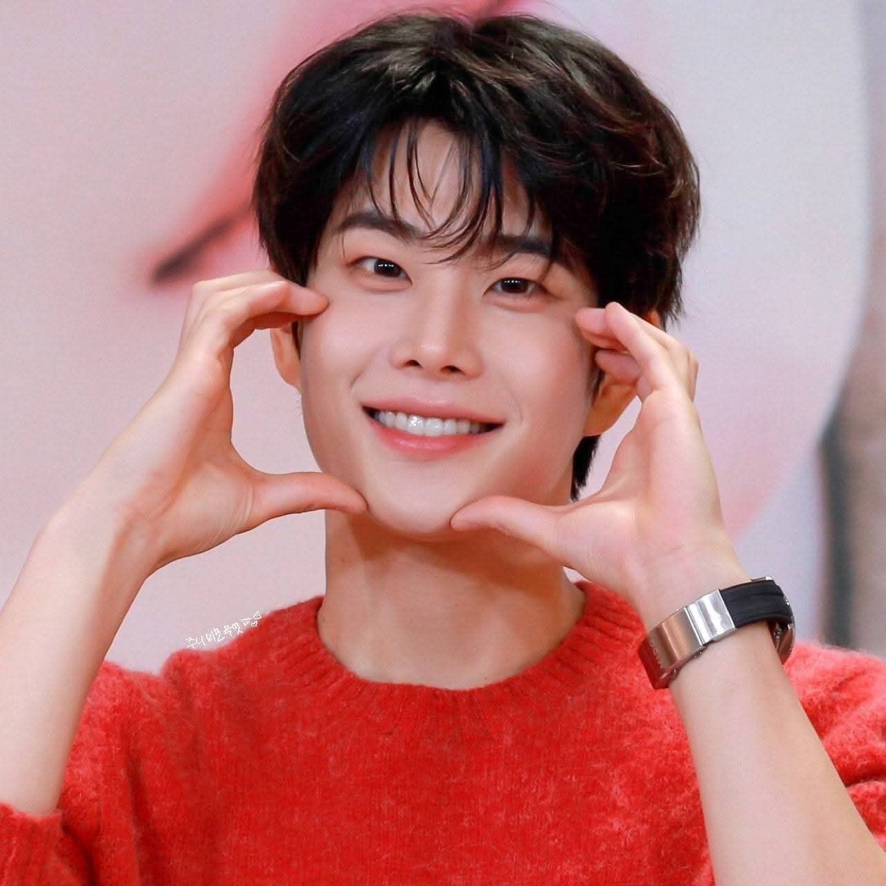 A moment captured by MJ (ASTRO)'s fan