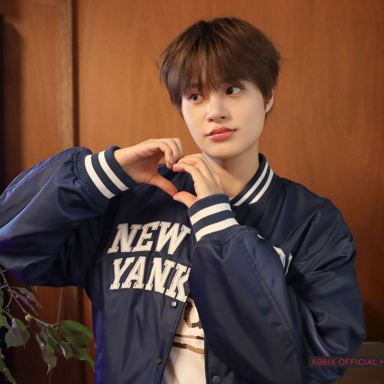 A moment captured by Lee Daehwi (AB6IX)'s fan