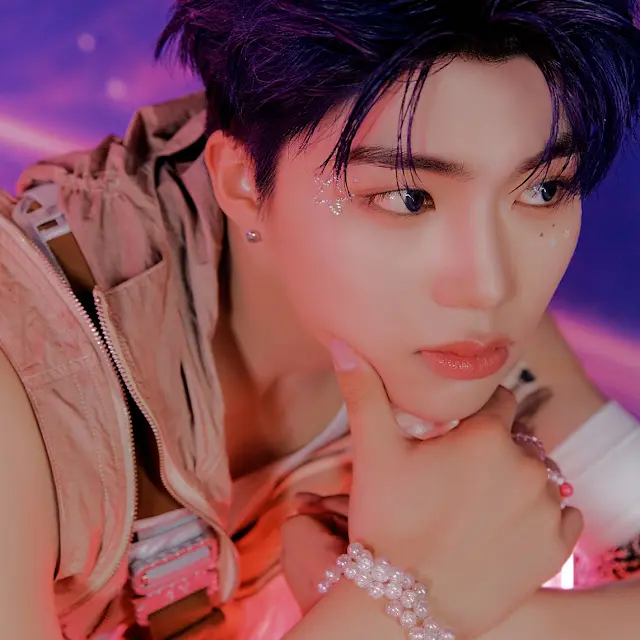 Foto terbaru Park Gunwook (ZEROBASEONE)