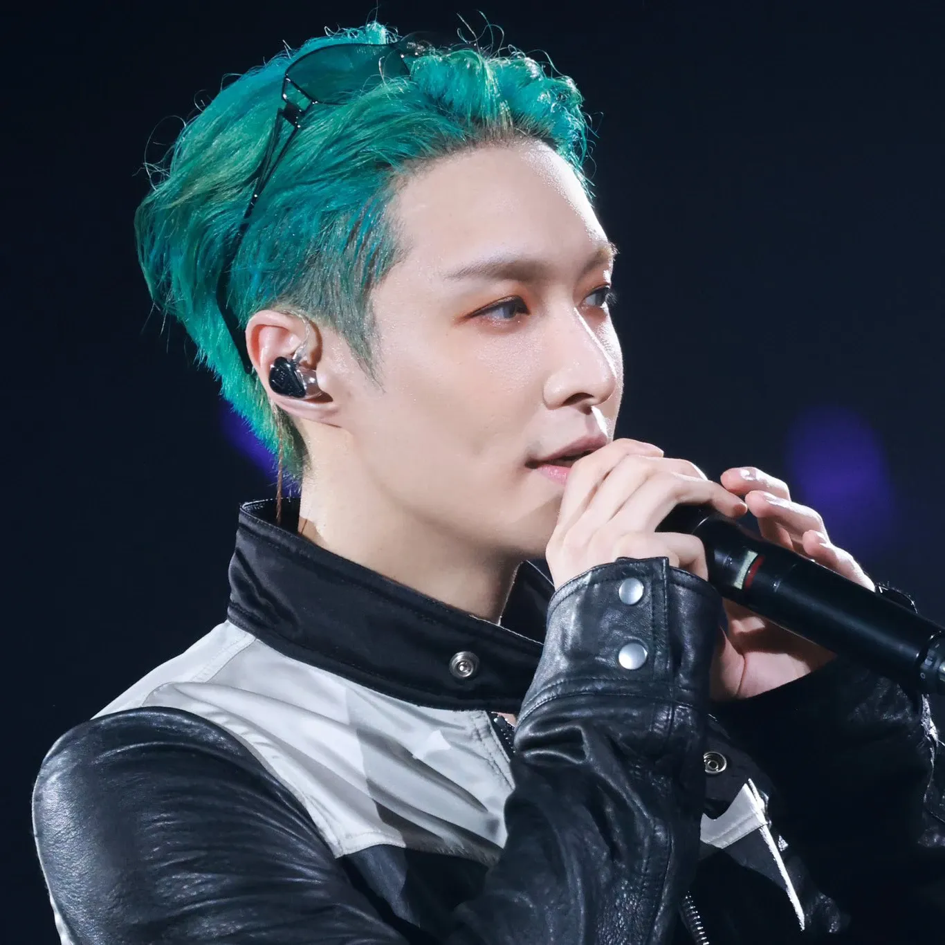 Behind-the-scenes cut of Lay (EXO)
