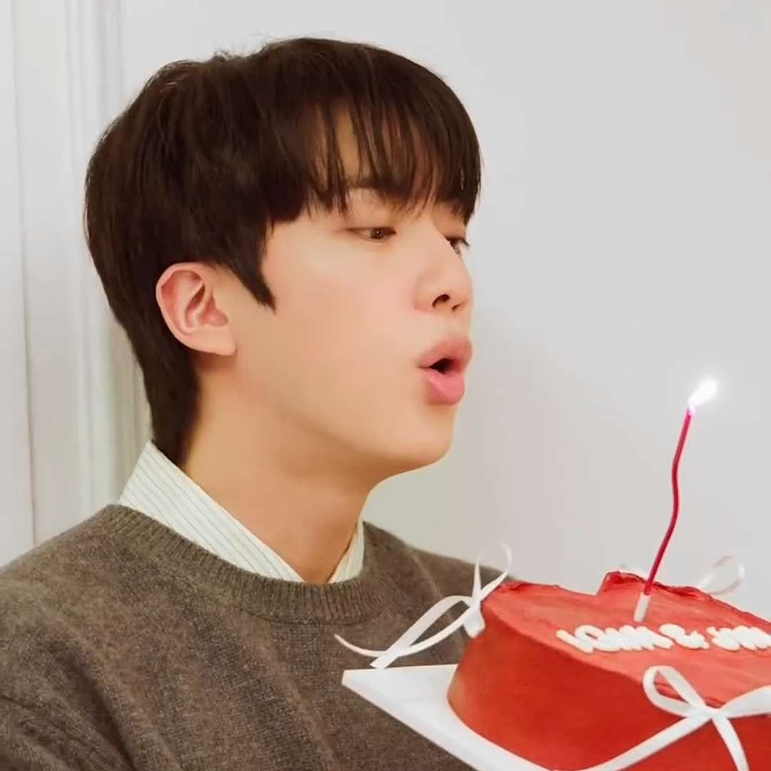 진 (방탄소년단)의 최신 사진