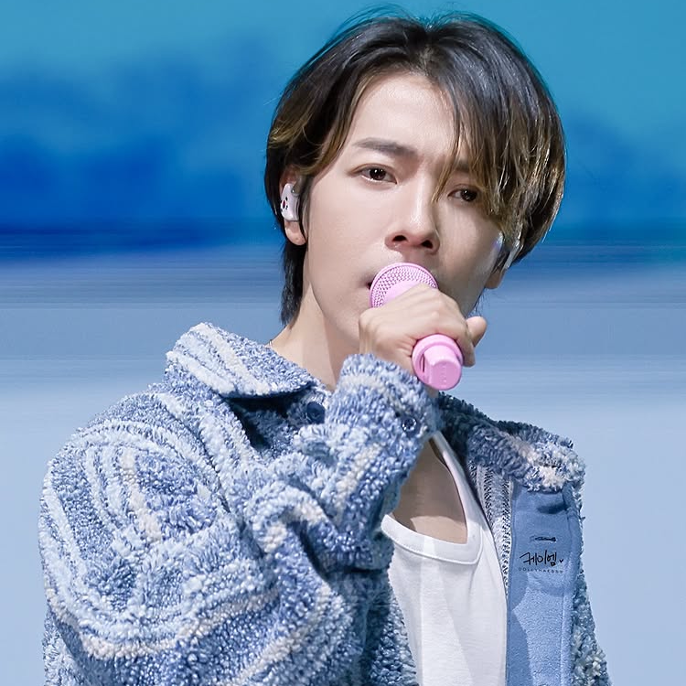 A moment captured by Donghae (Super Junior)'s fan