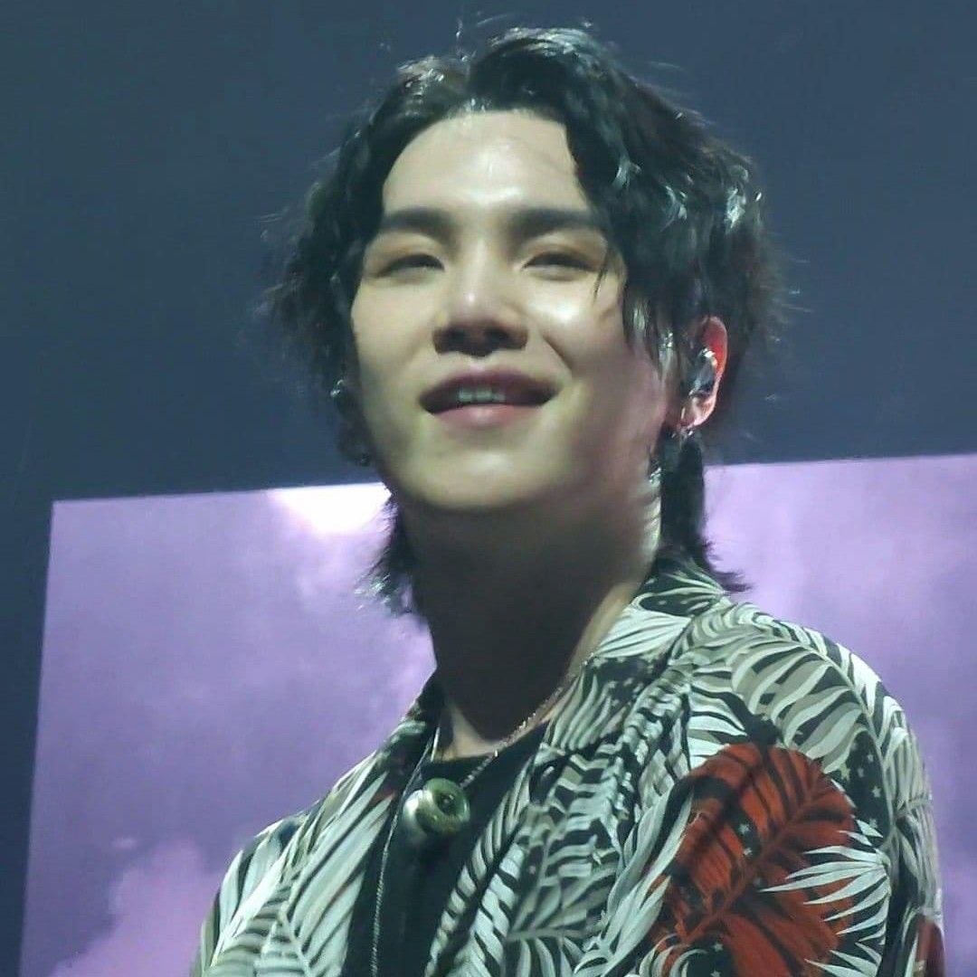 Foto aktivitas terbaru SUGA (BTS)