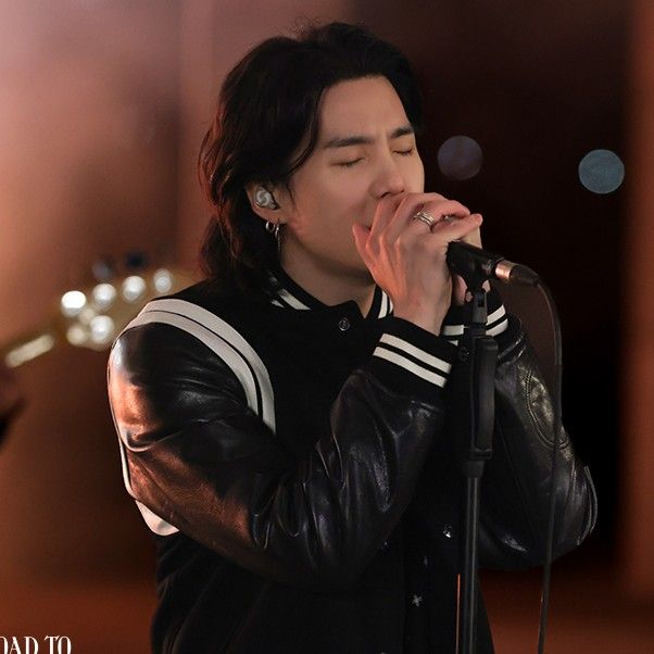 Foto aktivitas terbaru SUGA (BTS)