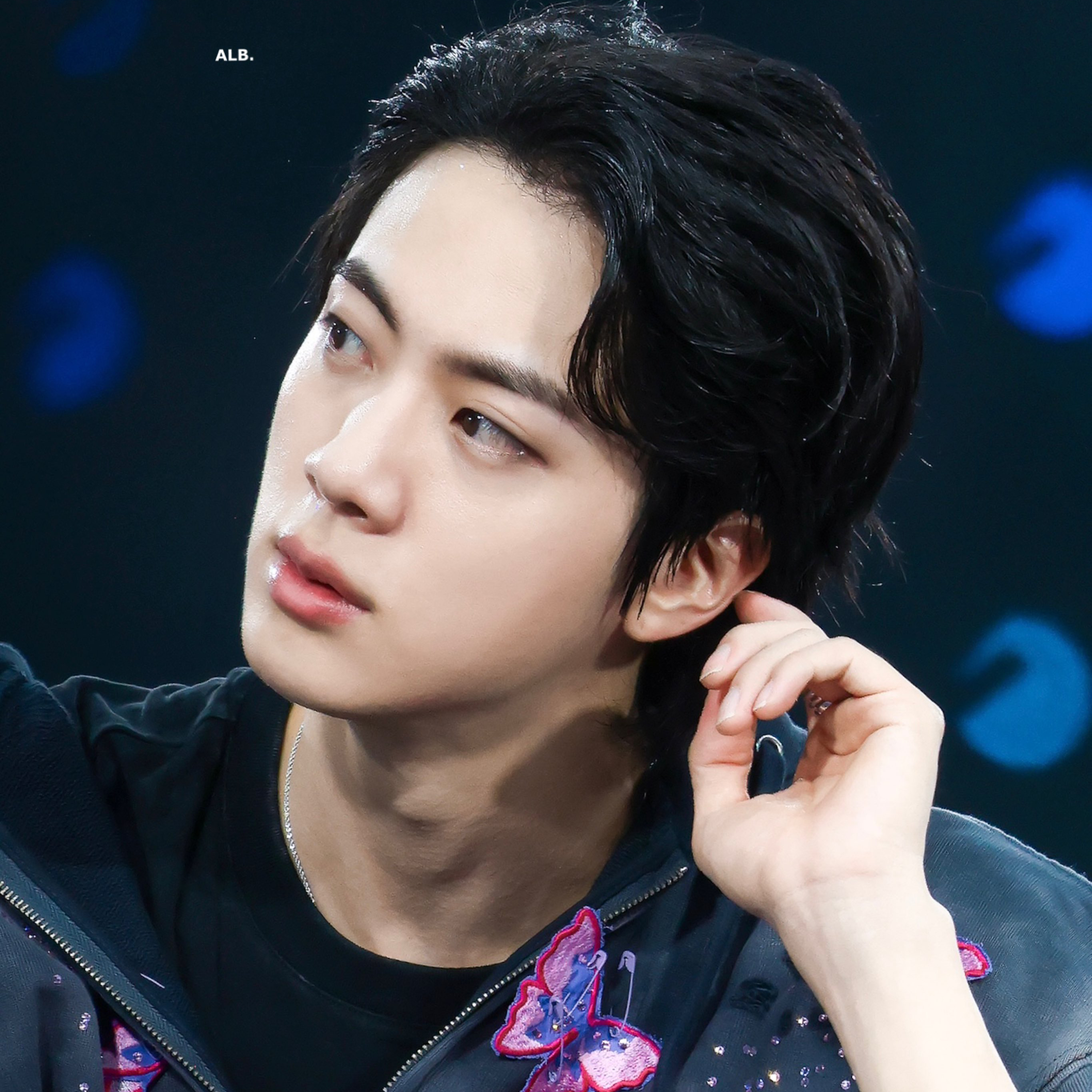 Foto aktivitas terbaru Jin (BTS)