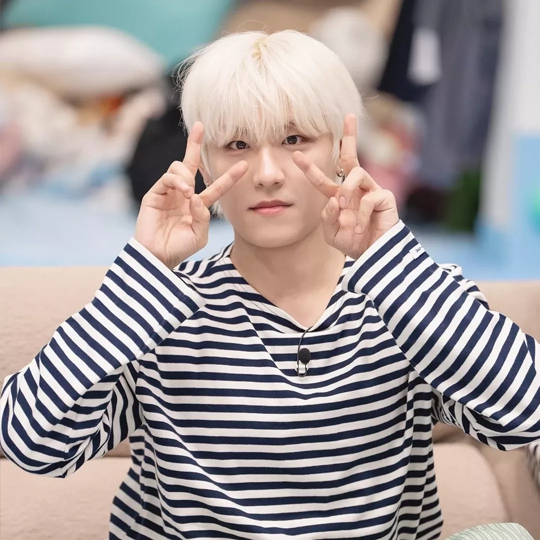Foto aktivitas terbaru Park Woojin (AB6IX)