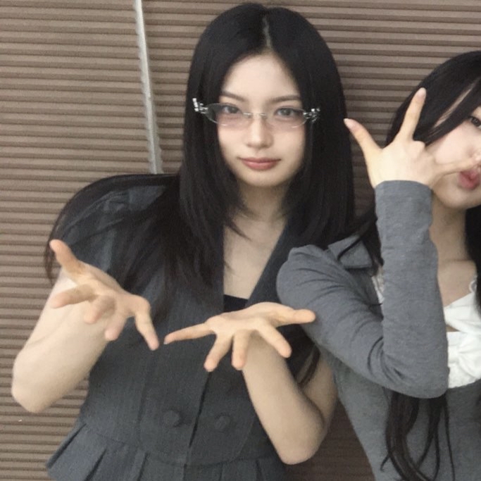Behind-the-scenes cut of KiiiKiii