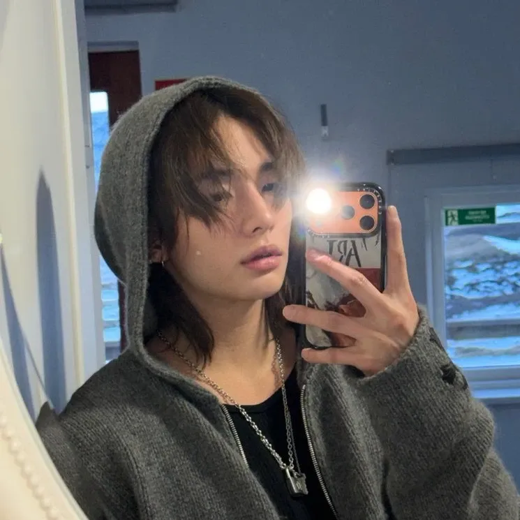 Foto aktivitas terbaru Hyunjin (Stray Kids)