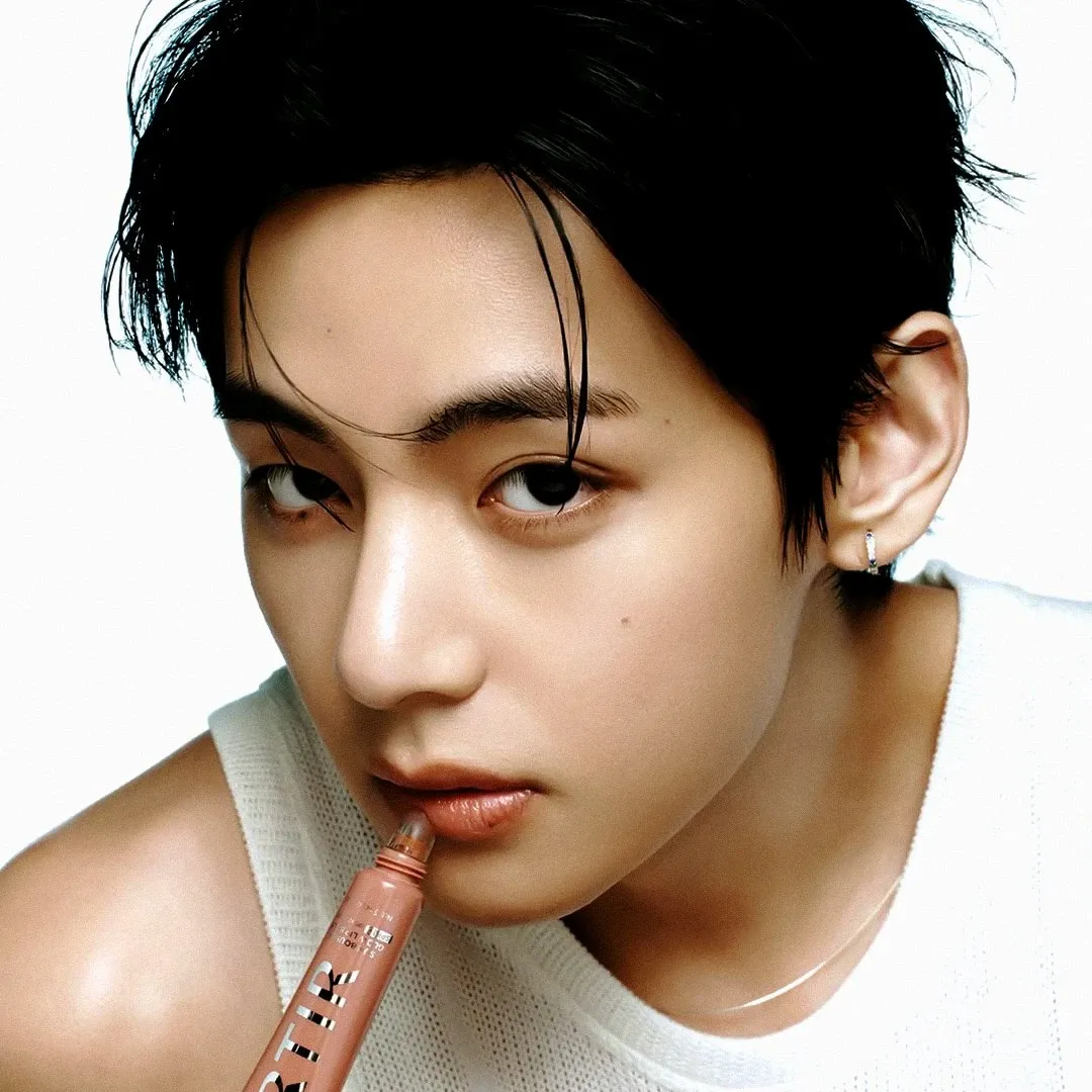 Latest photo of V (BTS)