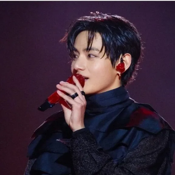 Behind-the-scenes cut of V (BTS)