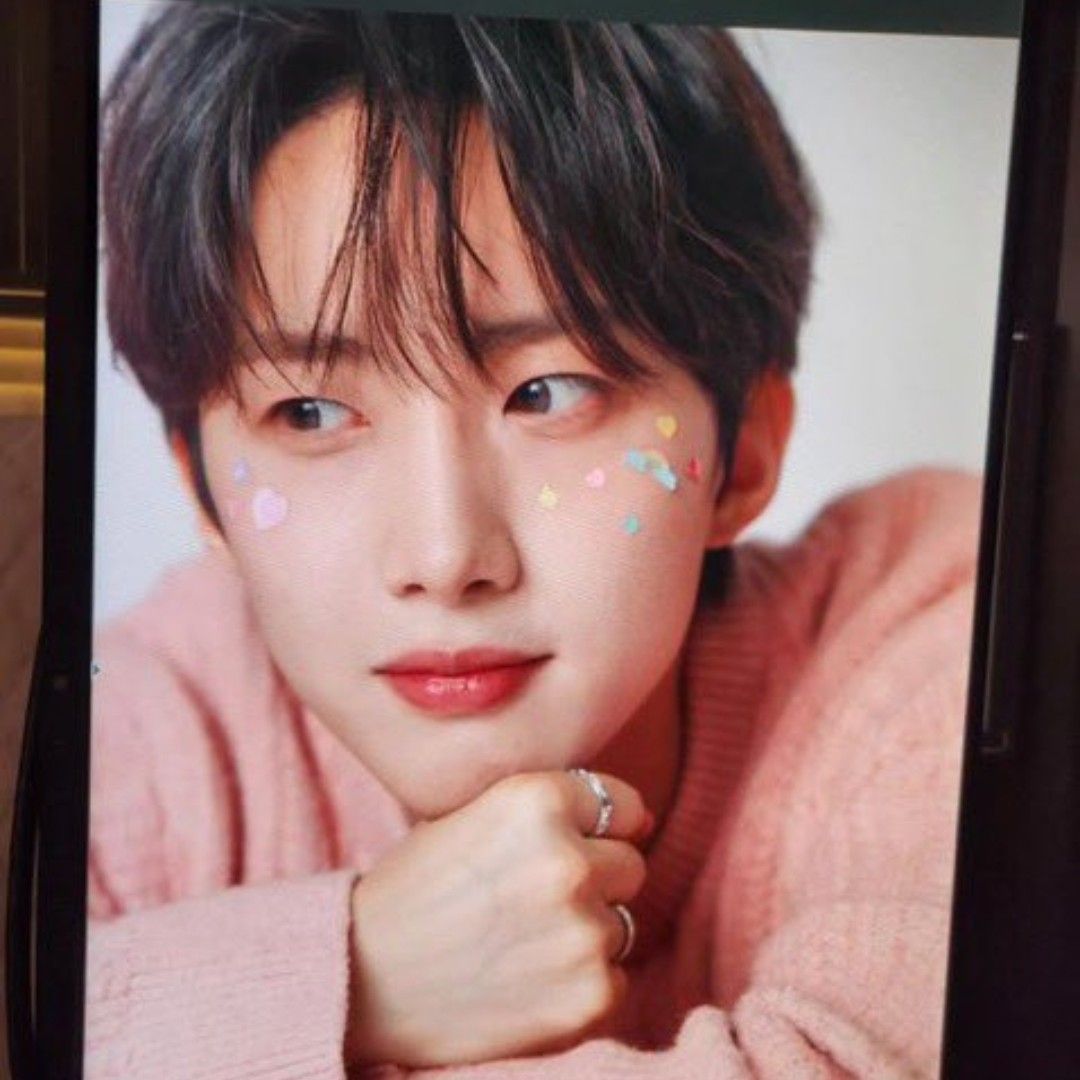 A moment captured by Hui (PENTAGON)'s fan