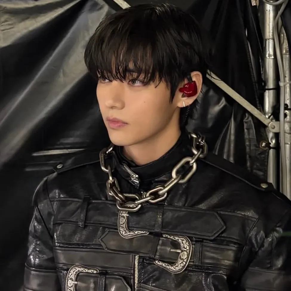 Behind-the-scenes cut of V (BTS)