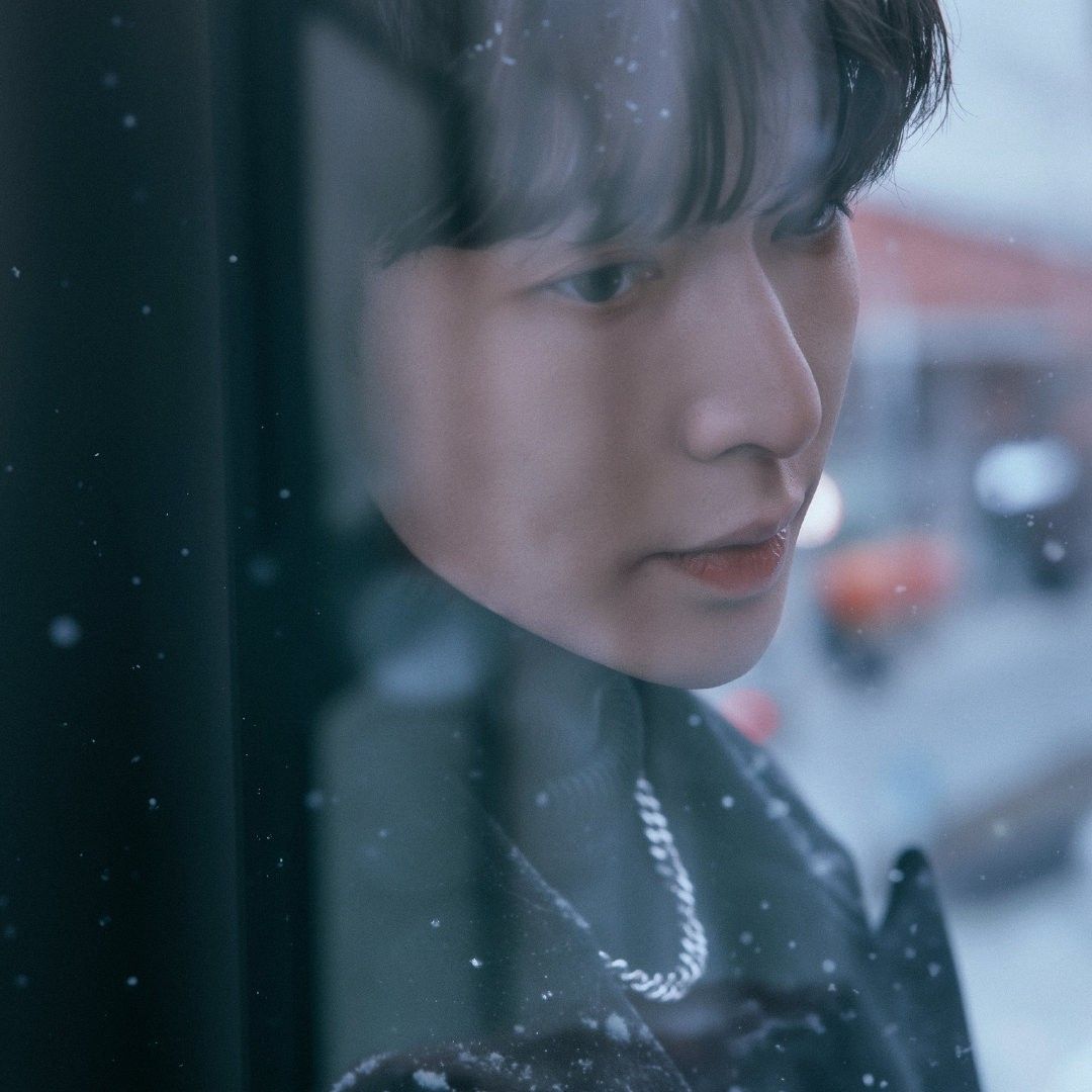 Behind-the-scenes cut of Lay (EXO)