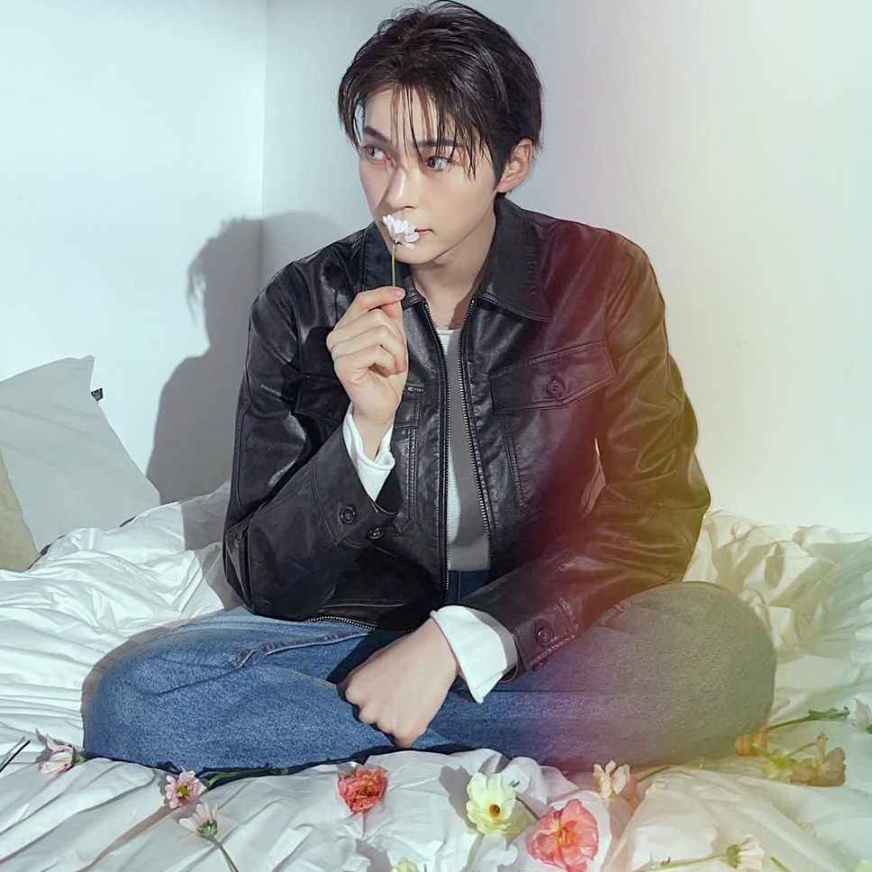 Recent activity shot of Sung Hanbin (ZEROBASEONE)