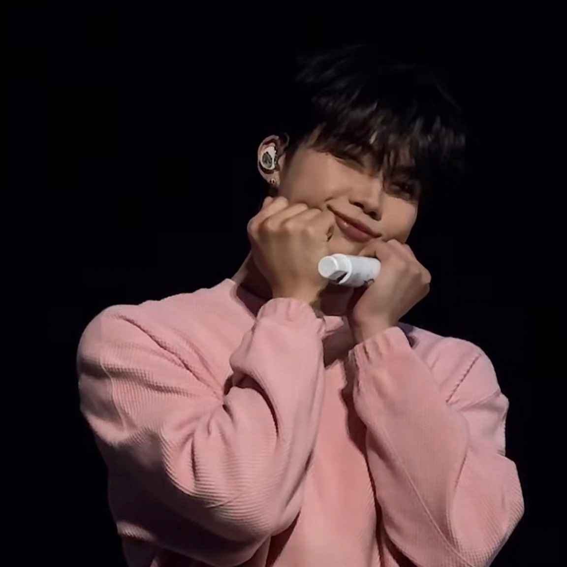 A moment captured by Park Gunwook (ZEROBASEONE)'s fan