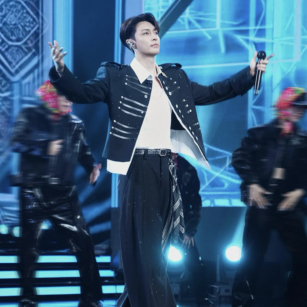 Behind-the-scenes cut of Lay (EXO)