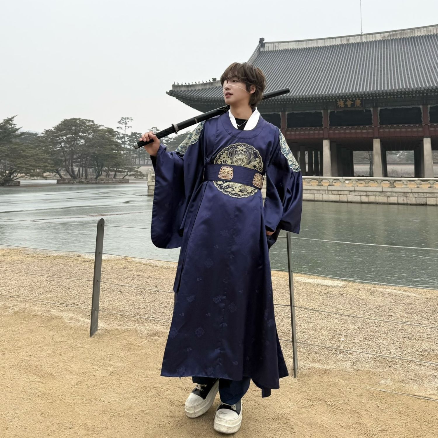 Behind-the-scenes cut of Lim Youngmin