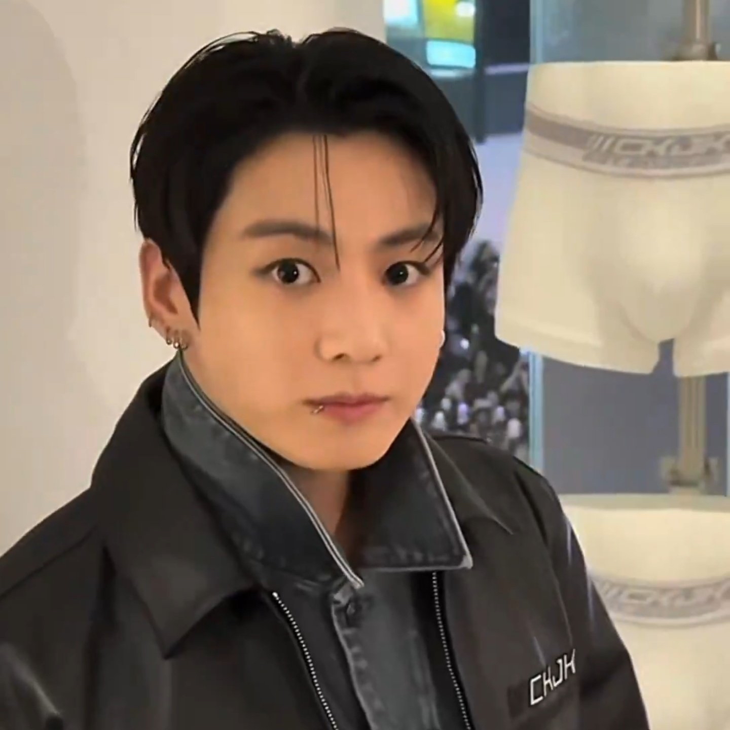 Foto aktivitas terbaru Jungkook (BTS)