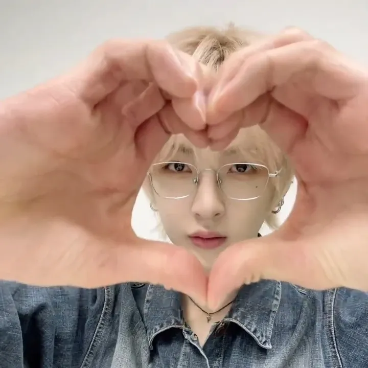 A moment captured by MU (EPEX)'s fan